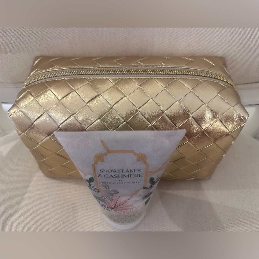 Snowflakes & Cashmere Body Scrub & Gold Makeup Bag NWT - Picture 3 of 4